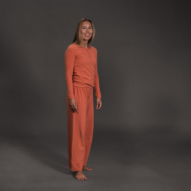 INNIRÓ - konur ferskju