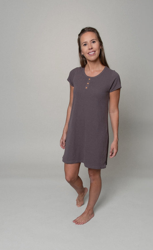 INNIRÓ náttkjóll grábrúnn